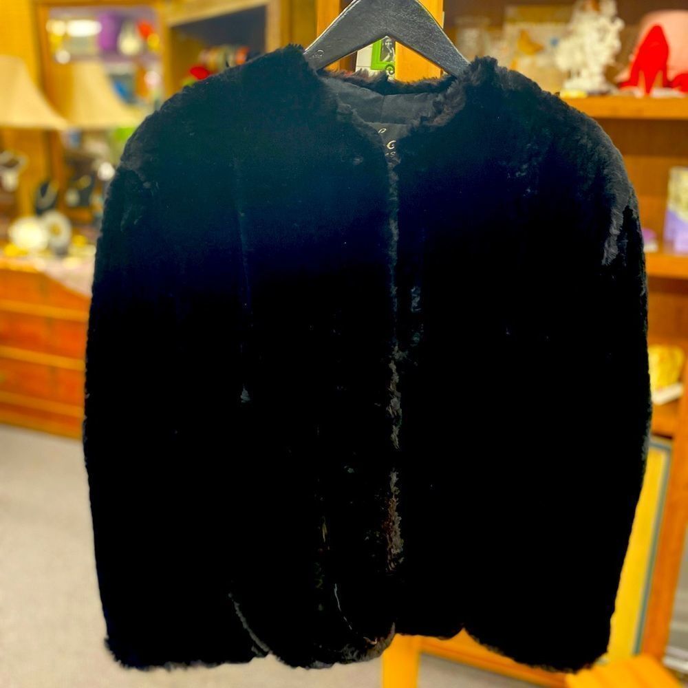 🛍️ Jorge’s sm/med Black fur shawl